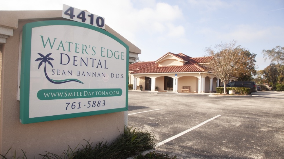 Outdoor sign for Waters Edge Dental